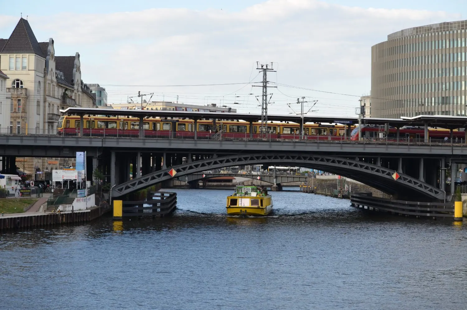 a estação Friedrichstraße sobre o Spree