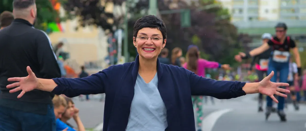 Marta recebe o grupo em uma rua de Berlim