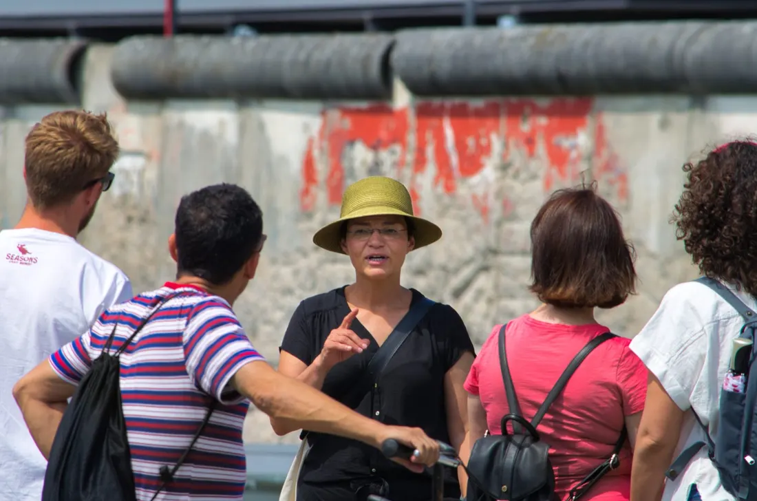 Marta explica o Muro de Berlim ao seu grupo