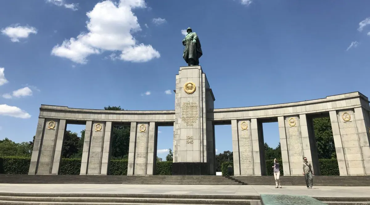 o Memorial Soviético no Tiergarten