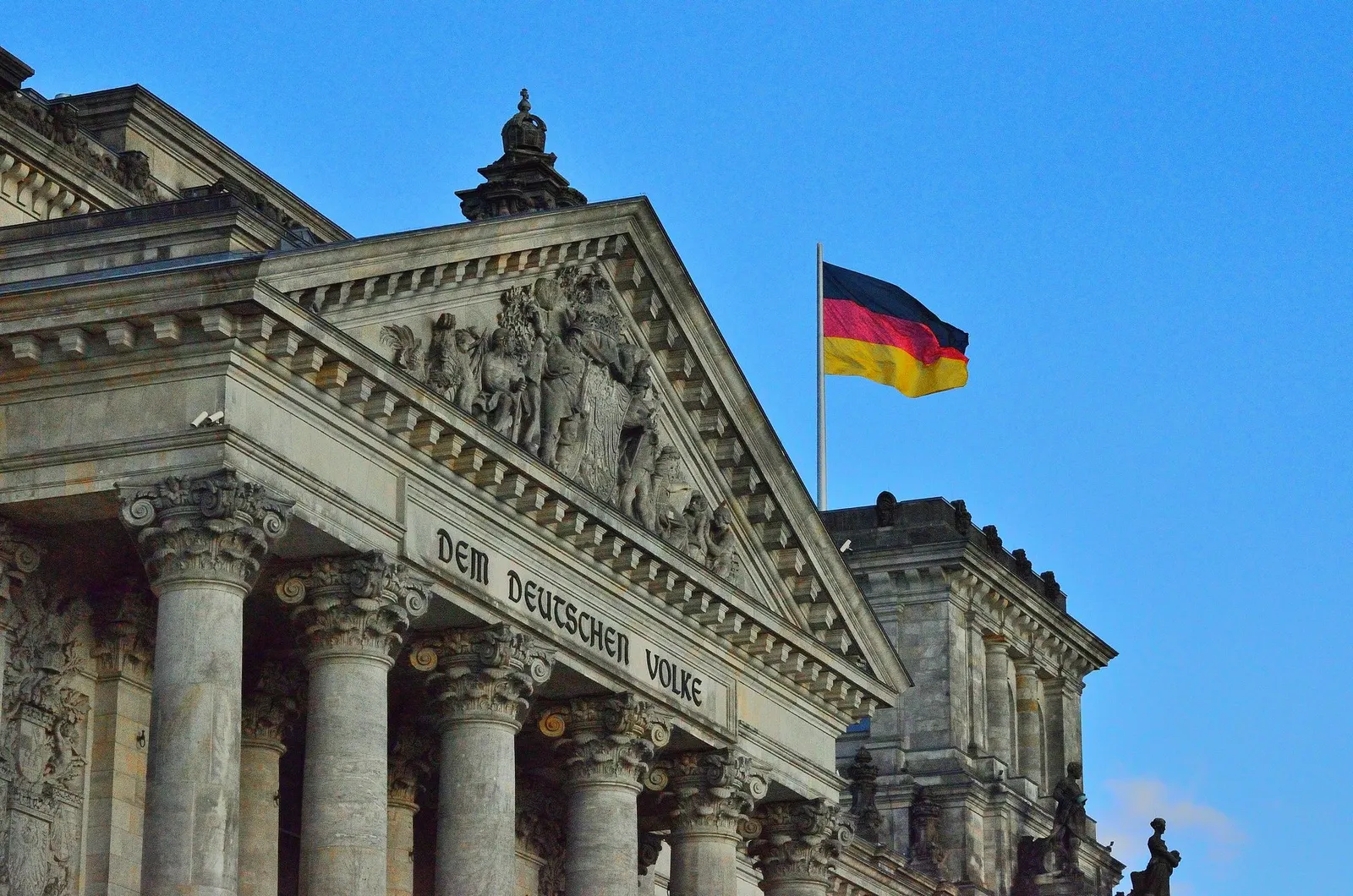 O Reichstag com a bandeira alemã