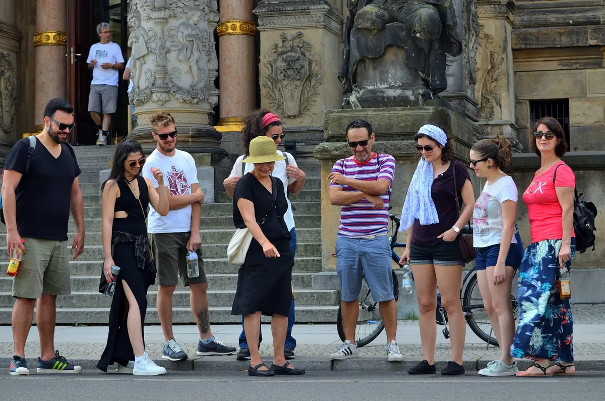 Grupo diante da escadaria de um edifício histórico em Berlim