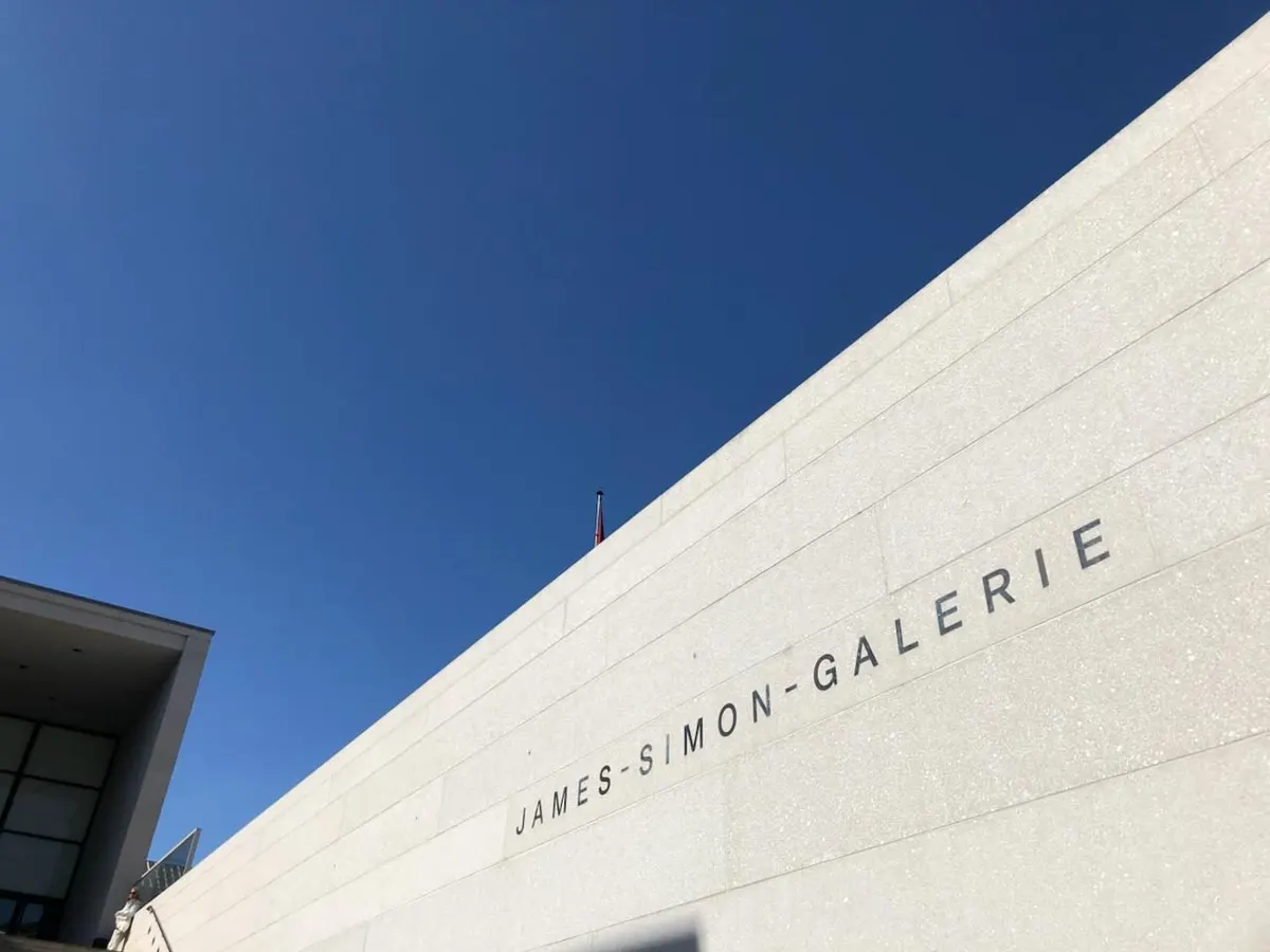 Fachada da James-Simon-Galerie, entrada da Ilha dos Museus