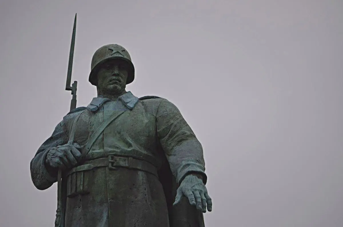 Estátua do soldado no Memorial Soviético do Tiergarten