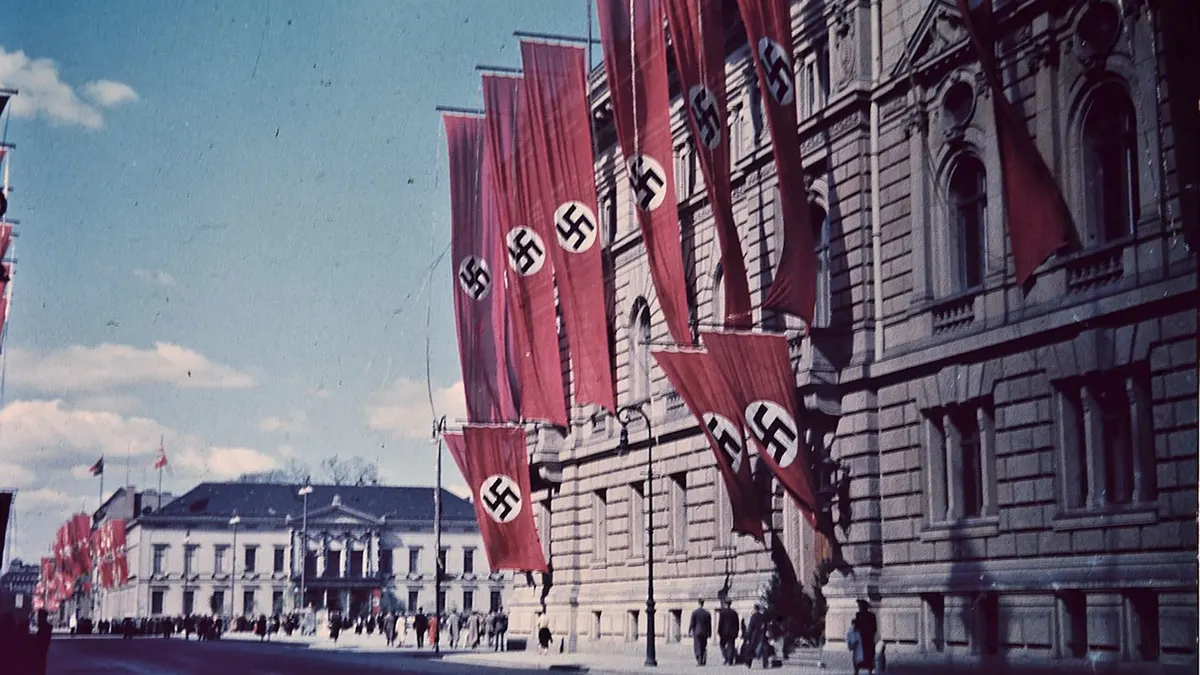 Rua de Berlim decorada com bandeiras durante o regime nacional-socialista